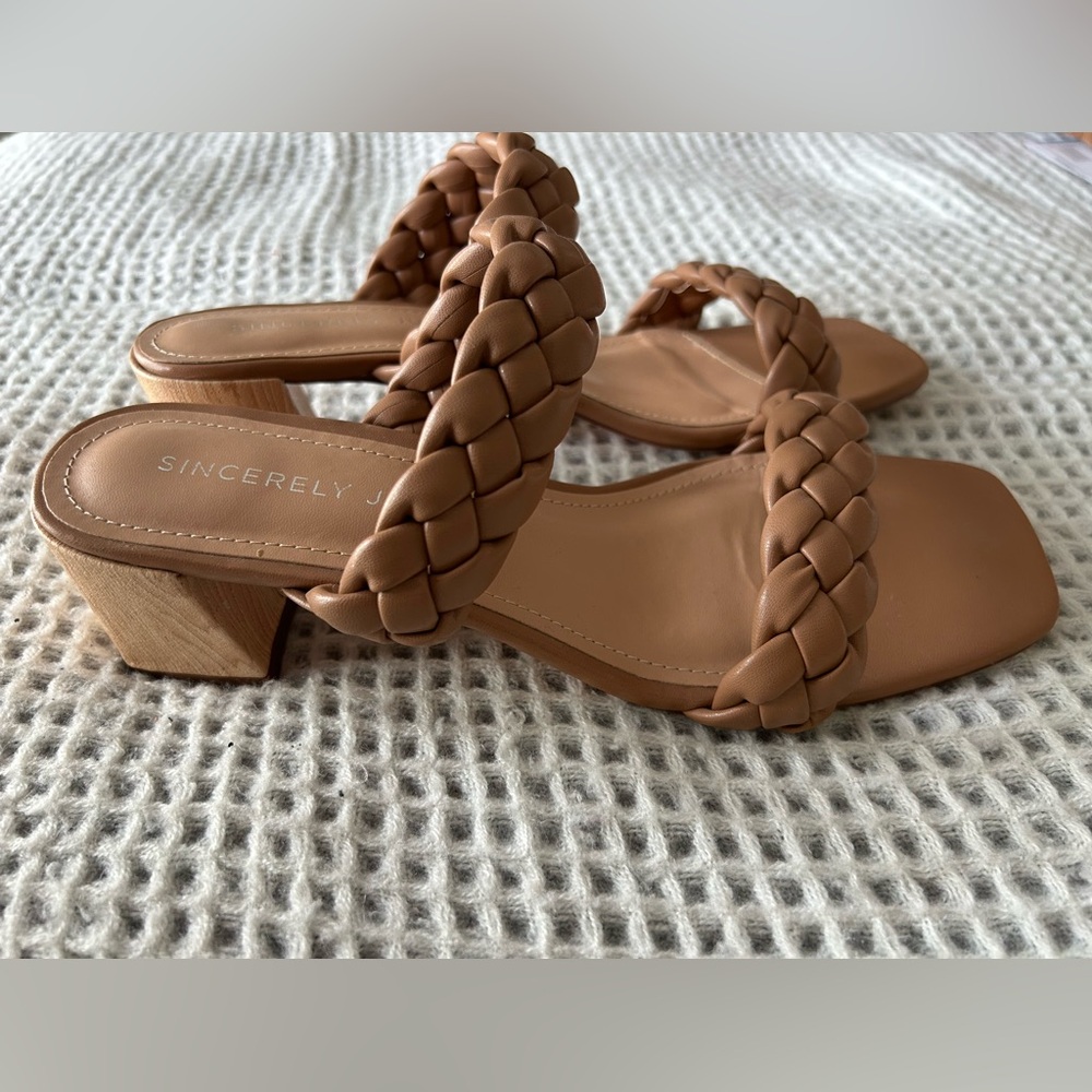 Braided sandal. Block heel.